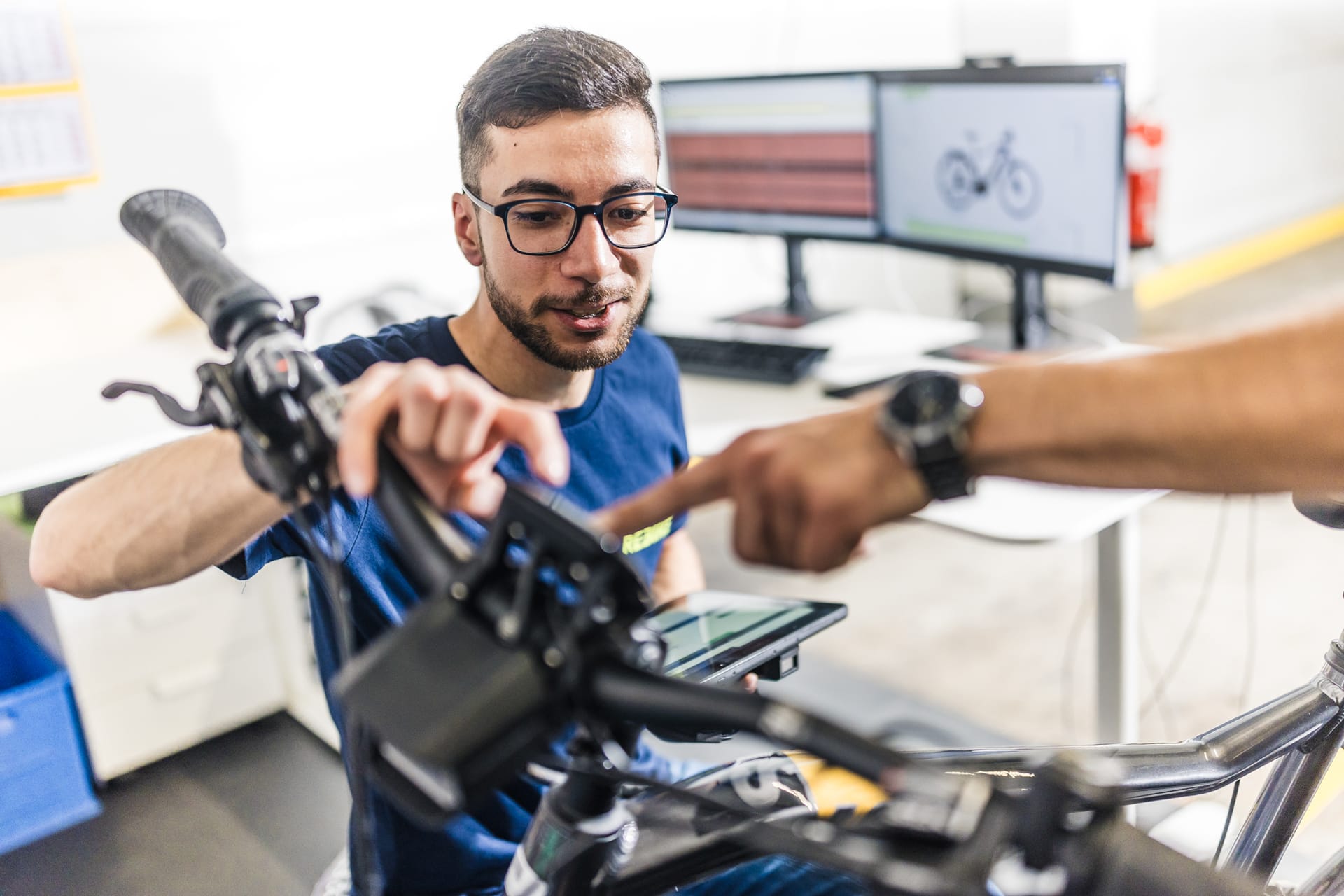 „Ich liebe es, die Mobilität von morgen mitzugestalten. Jedes refurbished Rebike spart Ressourcen und bringt Menschen nachhaltig von A nach B.“ - Orhan, Logistiker bei REBIKE seit 2022