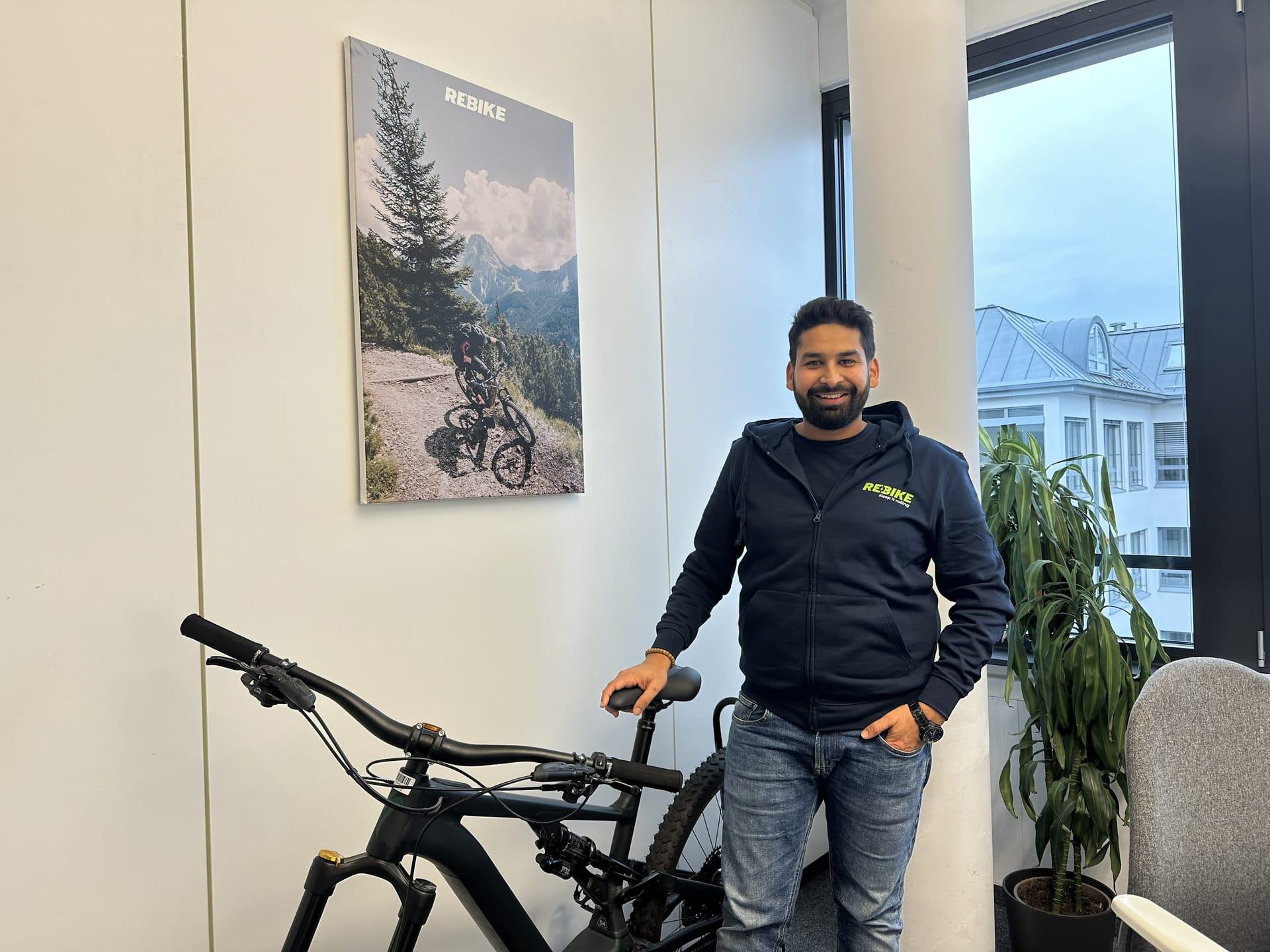 „Wir haben Lösungen entwickelt, die dieses Unternehmen auf eine Weise digitalisiert haben, die niemand für möglich gehalten hätte.“ - Akshay, Head of Commercial & Business Intelligence bei REBIKE seit 2021
