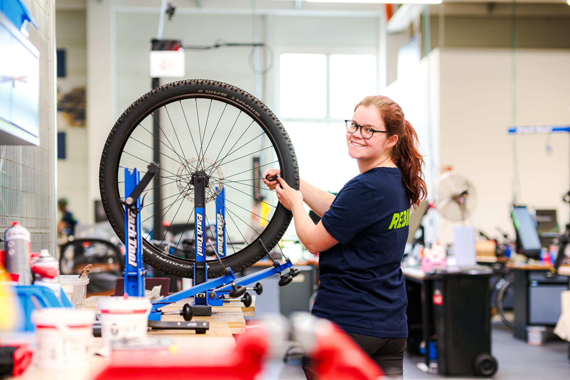 „In der REBIKE Academy geben wir Wissen weiter – und bilden die Fachkräfte von morgen aus.“ - Christina, Meisterin der Fahrradmechanik und Leiterin der REBIKE Academy seit 2024